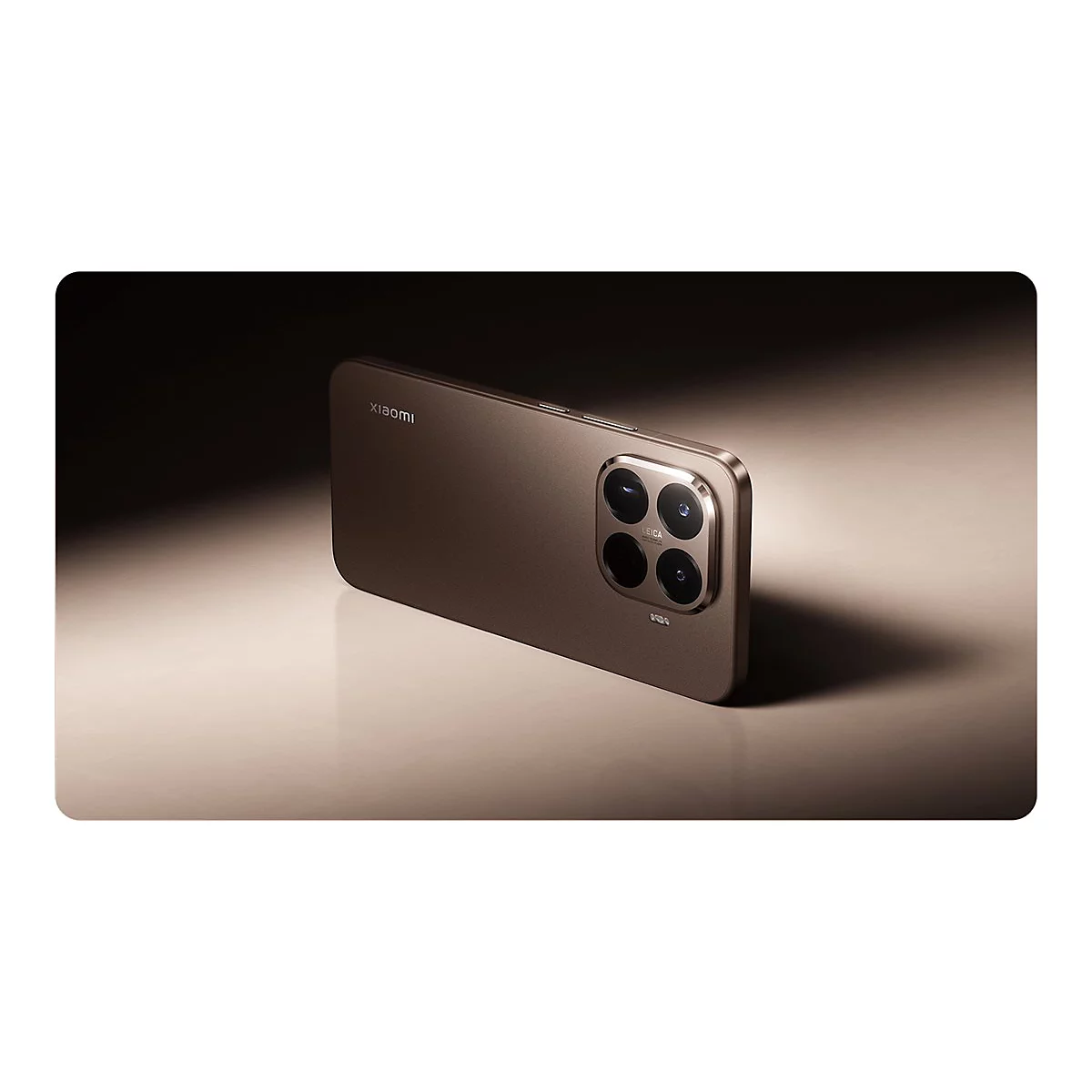 Braunes Xiaomi-Smartphone in Nahaufnahme, Rückenansicht mit quadratischem Leica-Kameramodul auf hellem Untergrund.