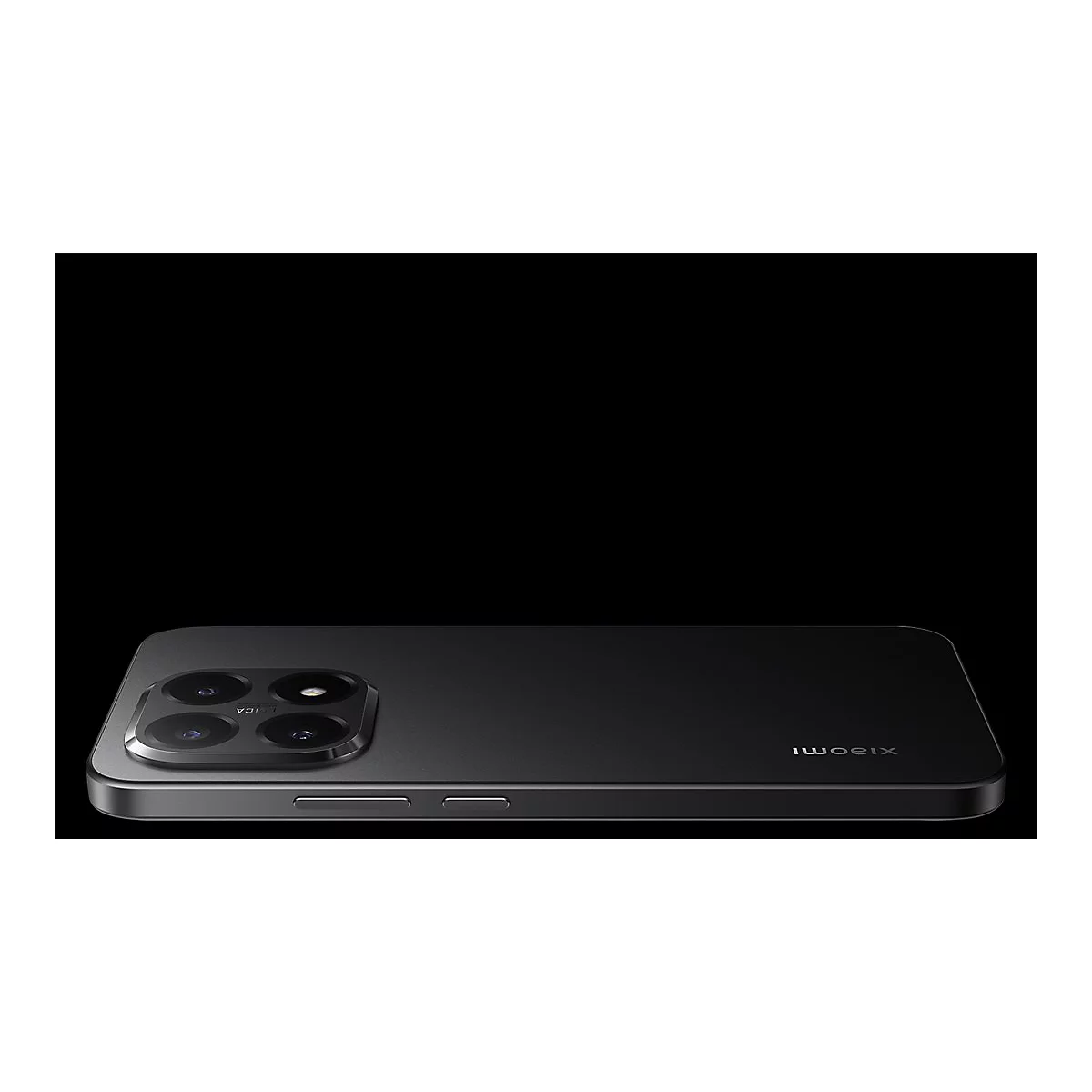 Schwarzes Smartphone mit Kamera und Leica-Logo, auf schwarzem Hintergrund.