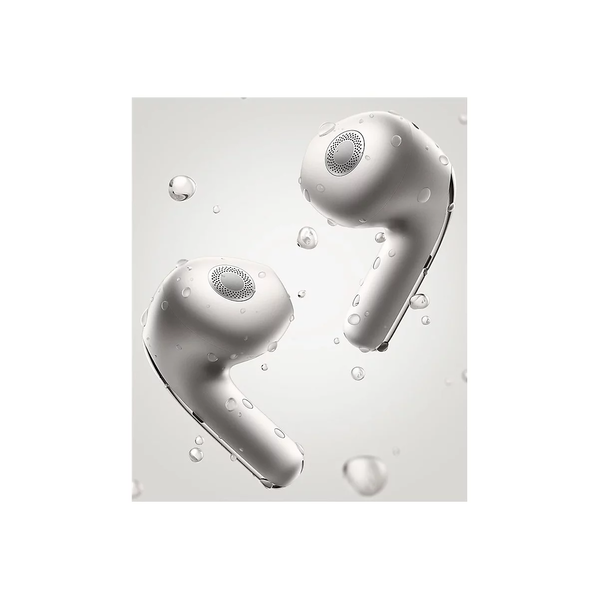 Zwei weiÃŸe kabellose OhrhÃ¶rer mit Wassertropfen auf grauem Hintergrund. Naheinstellung, High-Key-Fotografie.
