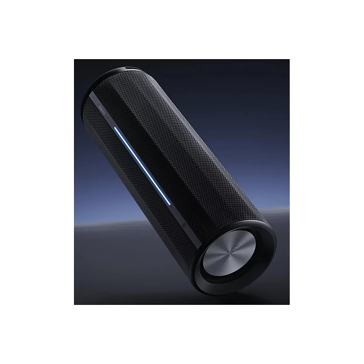 Schwarzer, zylinderförmiger Bluetooth-Lautsprecher mit leuchtendem blauen LED-Streifen auf dunklem Hintergrund.