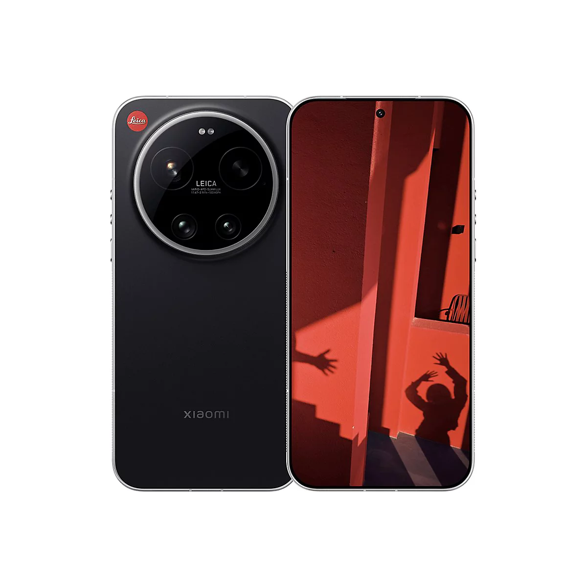 Schwarzes Smartphone mit Leica-Kamera. Auf dem Display ist eine rote Wand mit Schatten abgebildet.