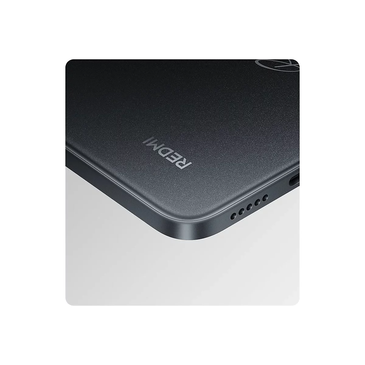 Nahaufnahme eines schwarzen Smartphones. Der Schriftzug "REDMI" ist erkennbar. Auf der Unterseite befinden sich Lautsprecheröffnungen.