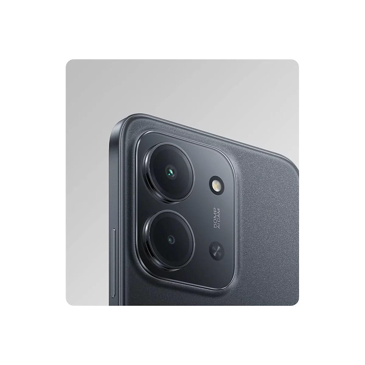 Nahaufnahme der Rückseite eines schwarzen Smartphones mit zwei Objektiven und einem Blitzlicht. Der Schriftzug "50MP AI CAM" ist zu sehen.