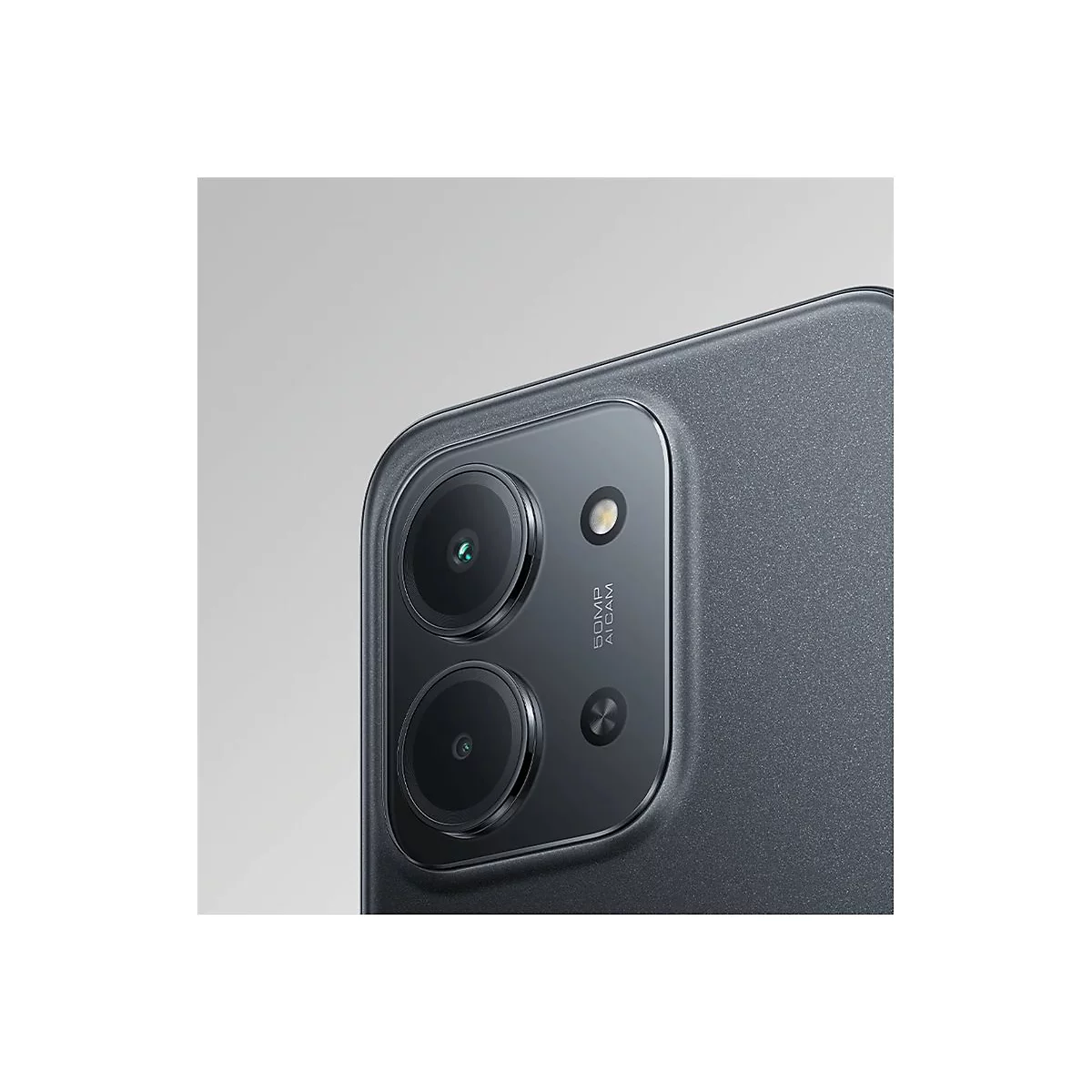 Nahaufnahme der Rückseite eines schwarzen Smartphones mit zwei Objektiven und der Aufschrift 50MP AI CAM.