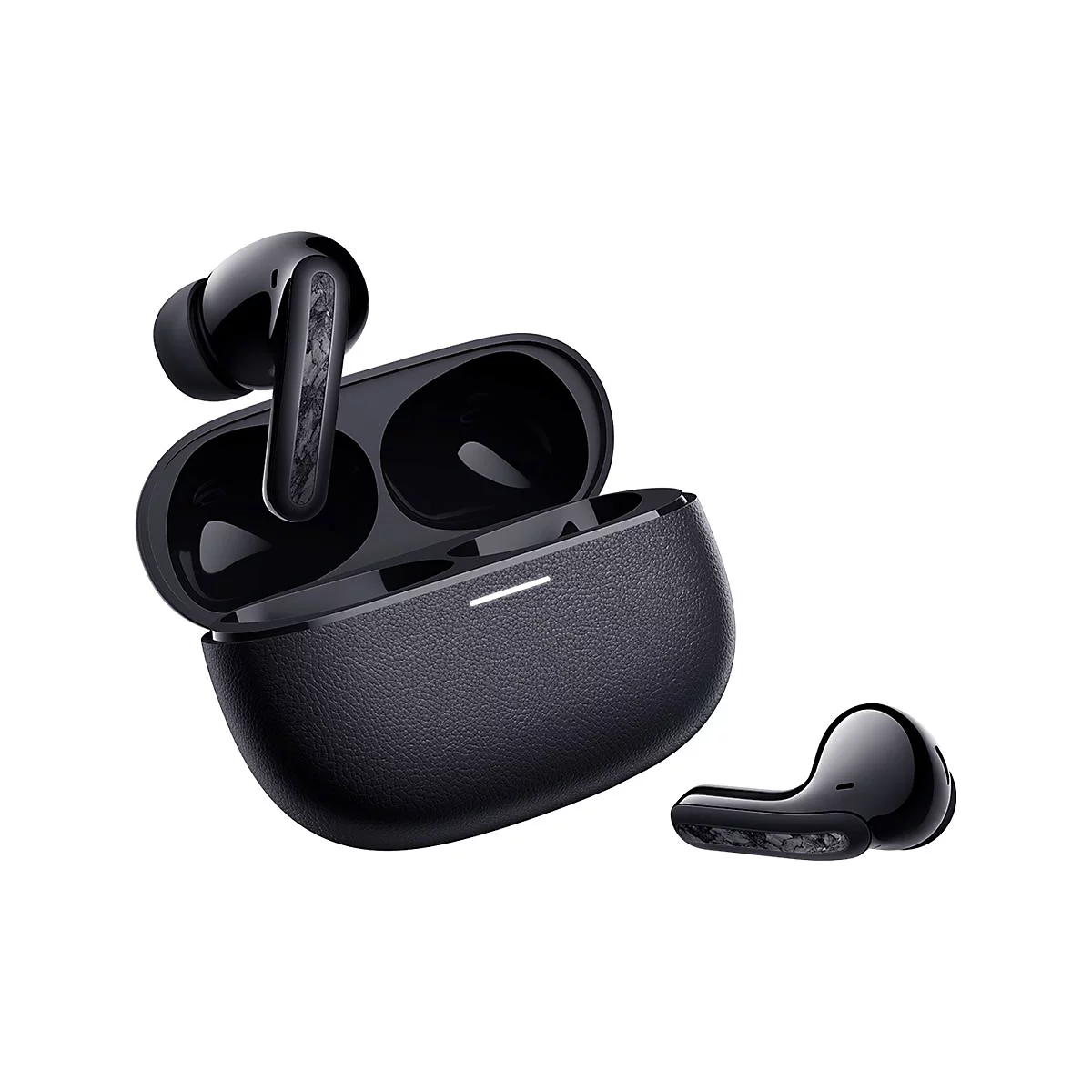 Schwarze In-Ear-Kopfhörer mit gemustertem Detail am Stiel vor einem offenen Ladecase mit Lederstruktur.