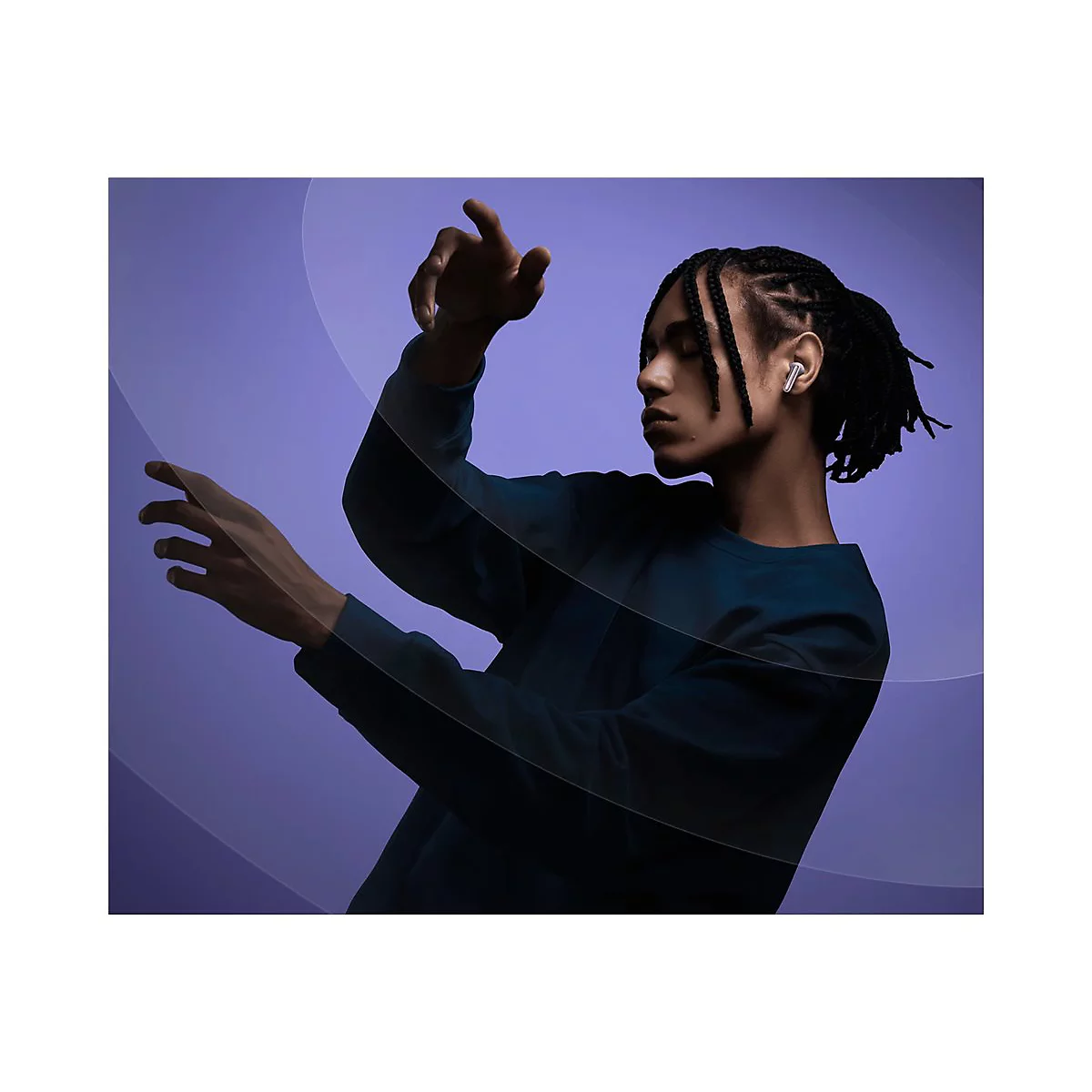 Ein Mann mit Dreadlocks, KopfhÃ¶rer, Arme ausgestreckt in einer Tanzpose, lila Hintergrund.