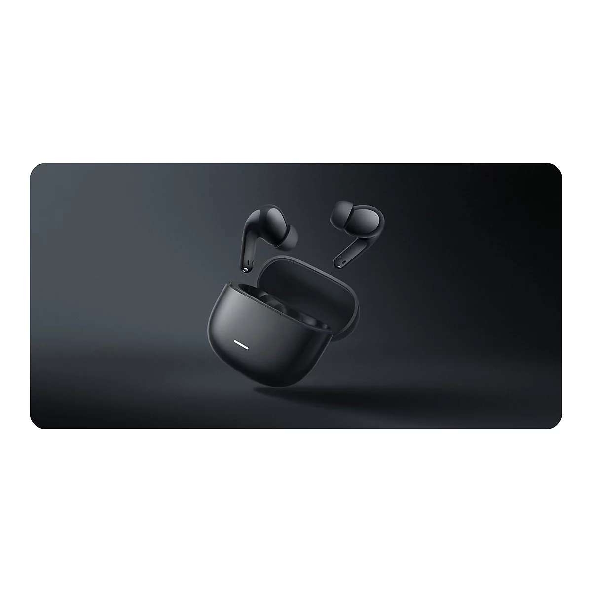 Schwarze kabellose In-Ear-Kopfhörer über ihrem geöffneten Ladecase vor dunklem Hintergrund.