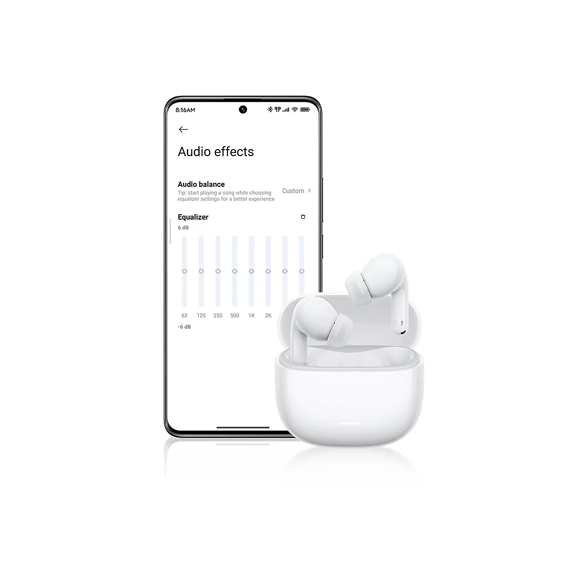 Smartphone zeigt Equalizer-Einstellungen neben weißen In-Ear-Kopfhörern im Ladecase.