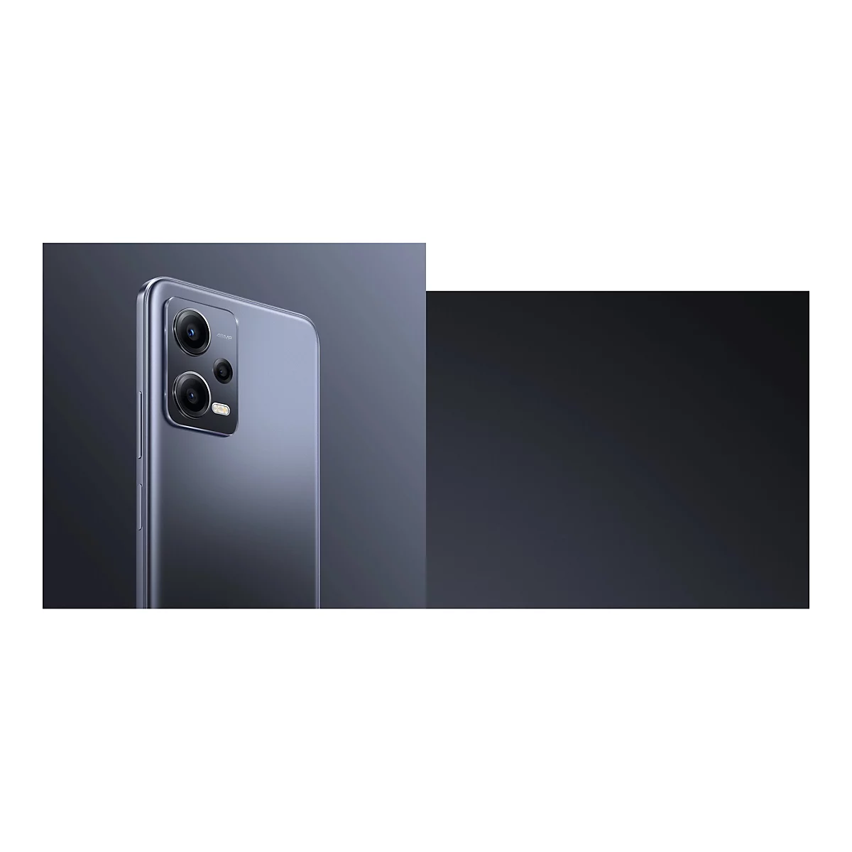 Nahaufnahme eines silbernen Smartphones; die Rückseite zeigt drei Kameralinsen und den Schriftzug 48MP.