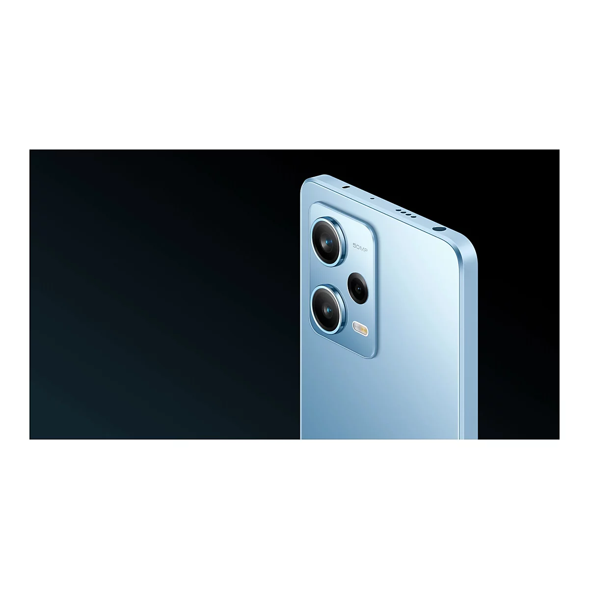 Hellblaues Smartphone-Detail mit hervorstehender Kamera. Aufschrift: 50MP.