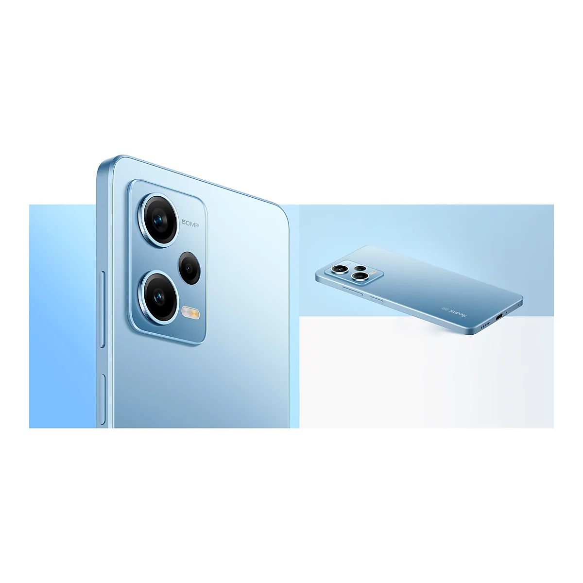 Hellblaues Smartphone von schräg oben. Auf der Rückseite 3 Kameralinsen, rechts davon steht 50MP.