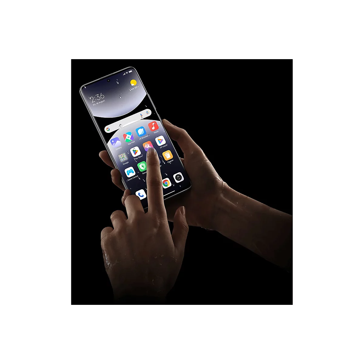 Ein Smartphone wird mit beiden Händen bedient. Der Bildschirm zeigt Apps und die Uhrzeit 14:36 Uhr.