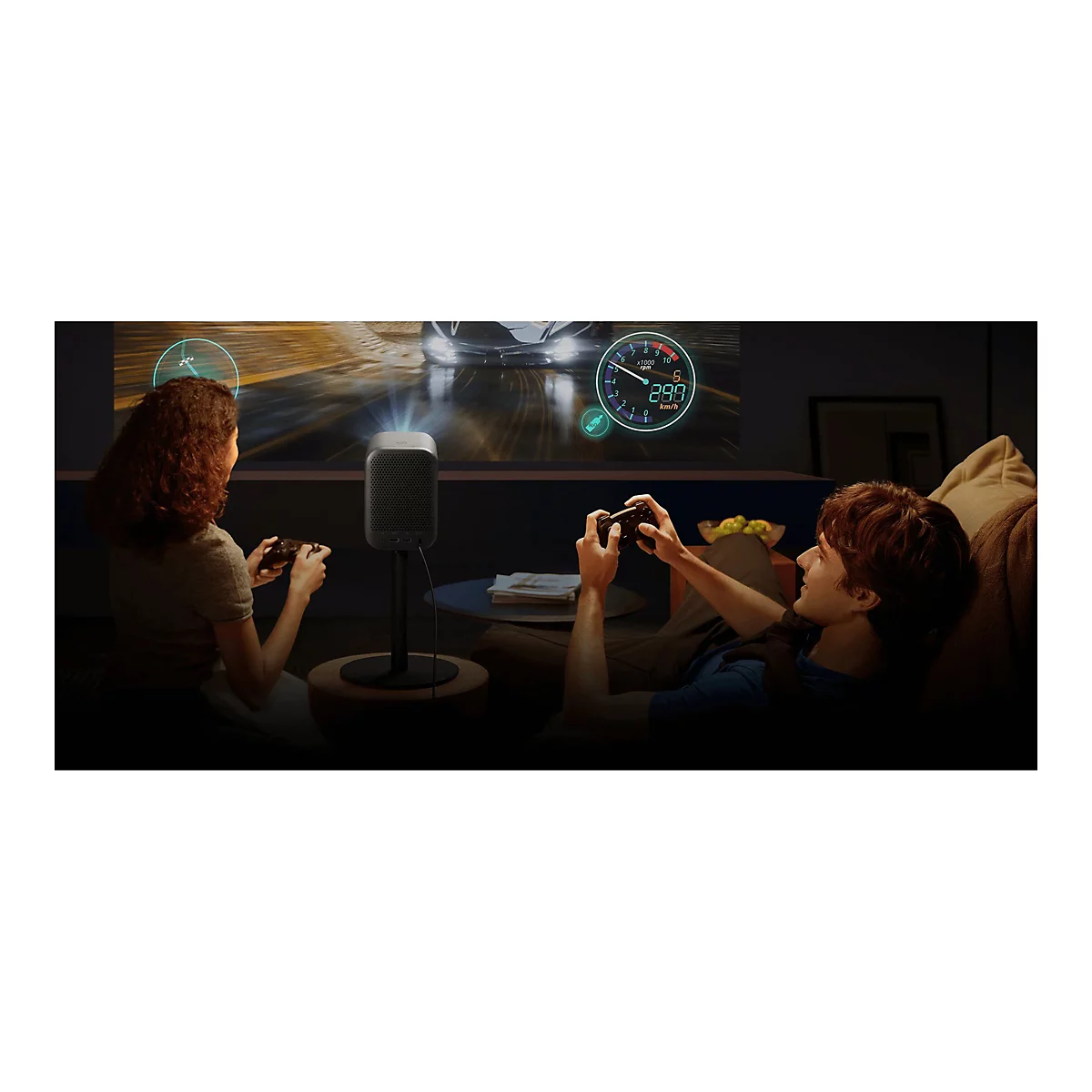 Ein junges Paar spielt Videospiele, die ein kompakter Beamer auf die Wand projiziert.