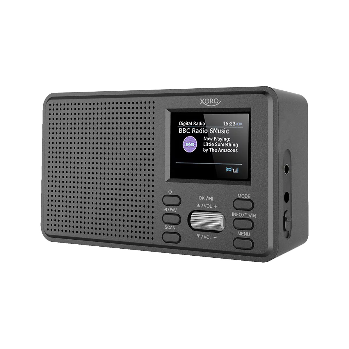 Dunkelgraues Digitalradio der Marke Xoro. Auf dem Display sind Senderinformationen zu sehen. Der Lautsprecher ist mit LÃ¶chern versehen.