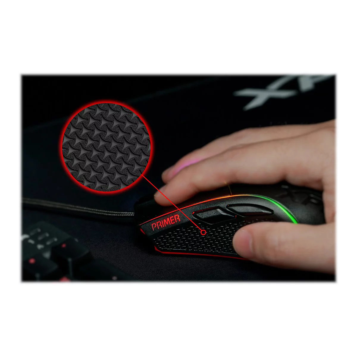 Schwarze Gaming-Maus, die von einer Hand bedient wird. Detailansicht der Textur und der RGB-Beleuchtung.