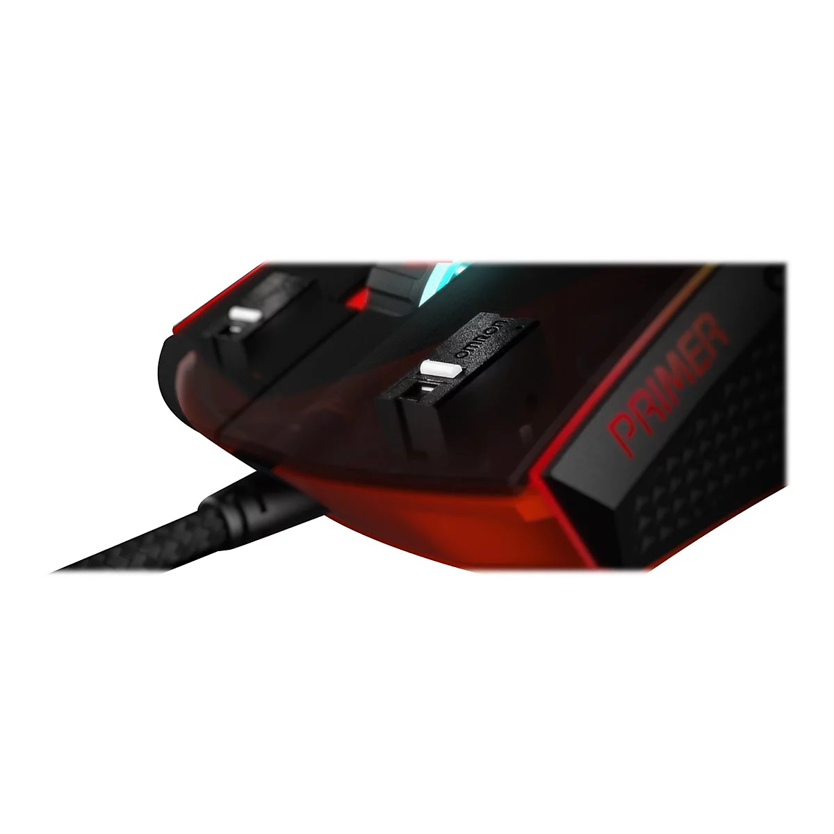Nahaufnahme einer roten und schwarzen Gaming-Maus. Das Wort "Primer" und "Omron" ist zu sehen.