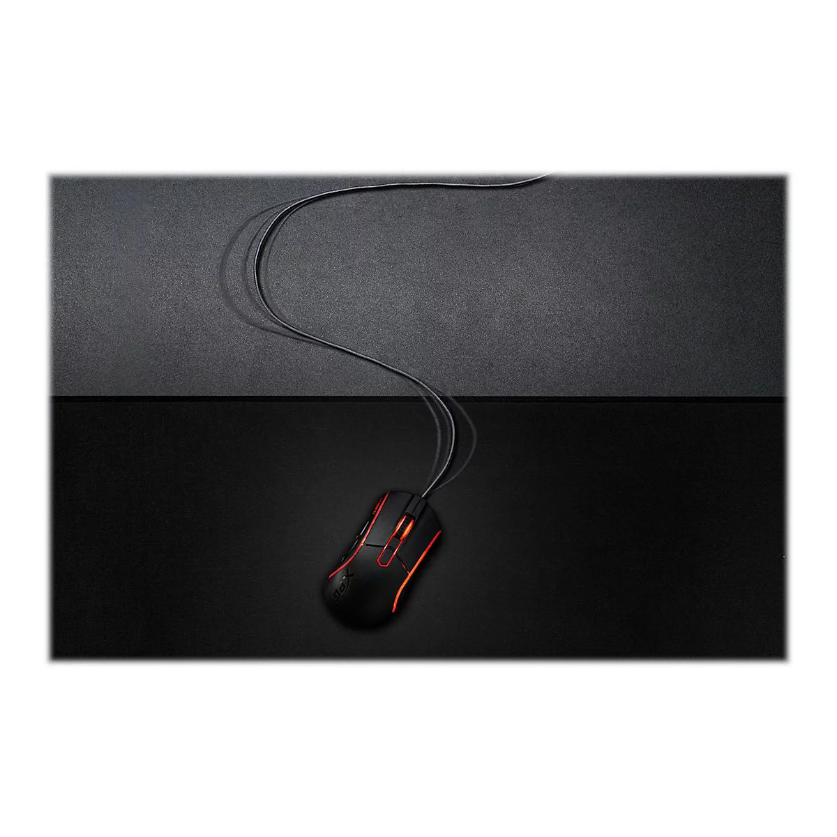 Schwarze Maus mit roter Beleuchtung auf zweifarbiger Oberfläche. Kabel nach oben.