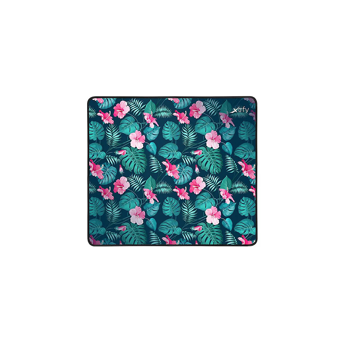 Rechteckiges Mousepad mit tropischem Muster: Dunkelblauer Hintergrund, grüne Blätter, pinke Hibiskusblüten. Logo oben rechts.