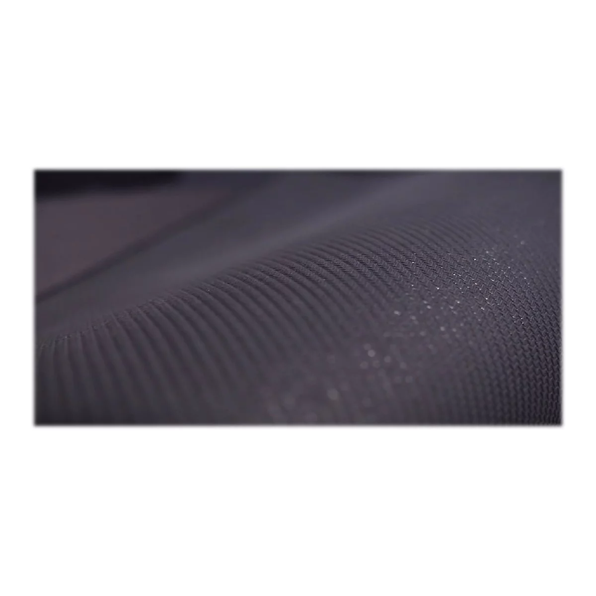 Nahaufnahme einer schwarzen, strukturierten Oberfläche. Die Textur zeigt gerillte und gewebte Muster.