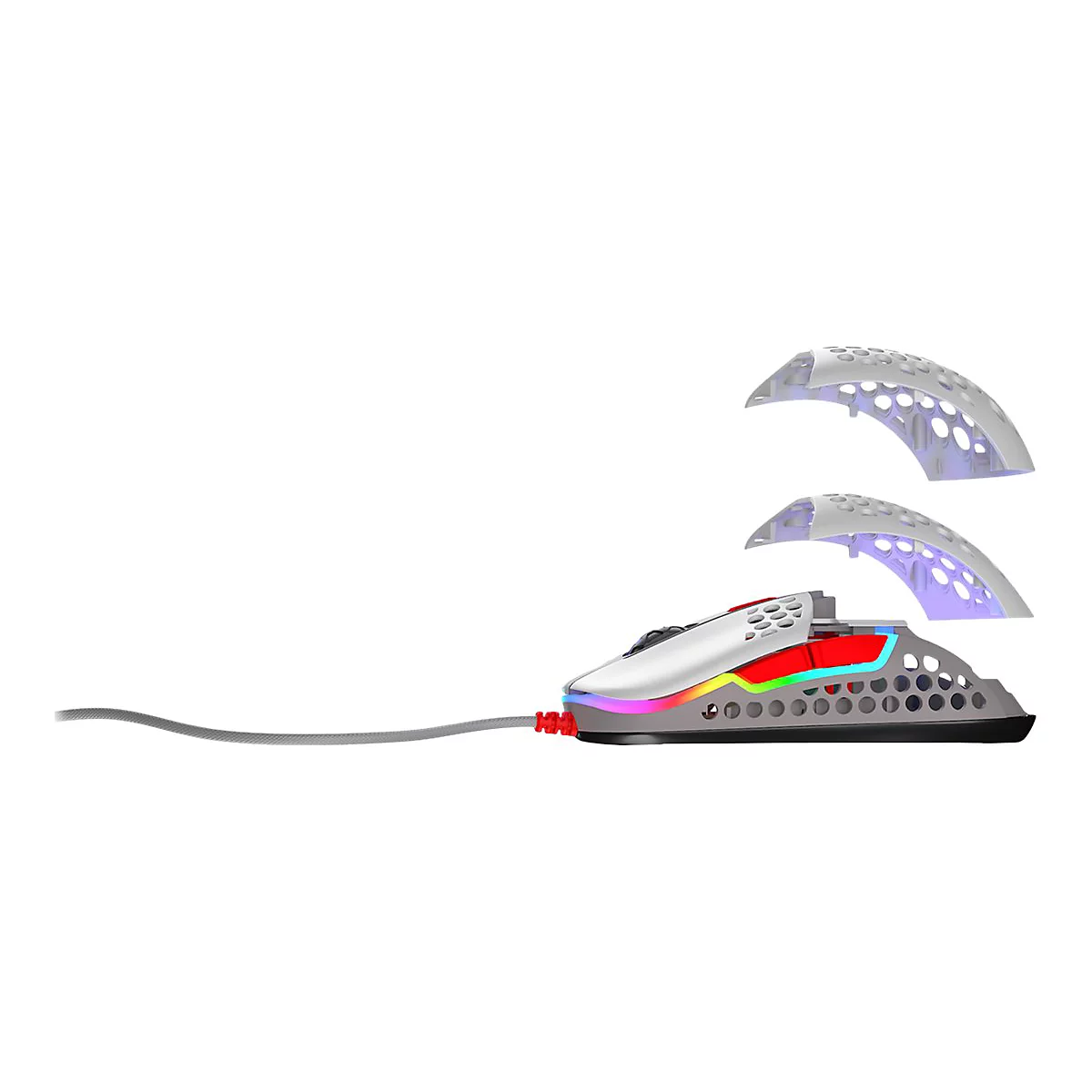 Hellgraue Gaming-Maus mit abnehmbaren Teilen. Das Innere leuchtet in Regenbogenfarben. Graues Kabel mit rotem Stecker.
