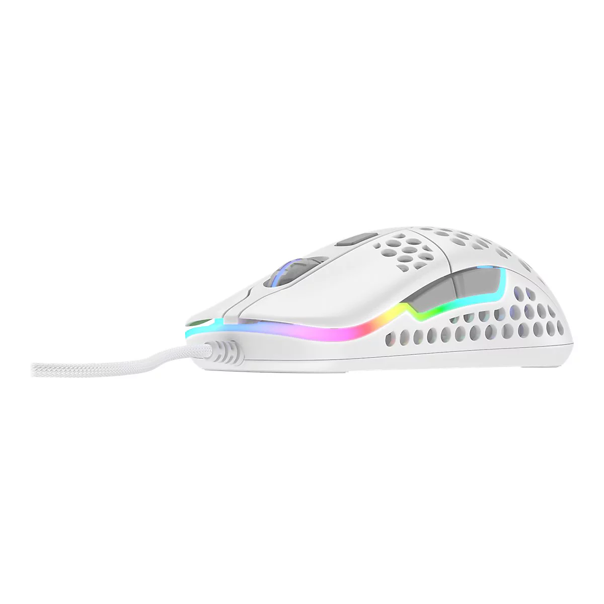 Weiße Gaming-Maus mit RGB-Beleuchtung und Wabenmuster. Ein geflochtenes Kabel führt von der Maus weg.