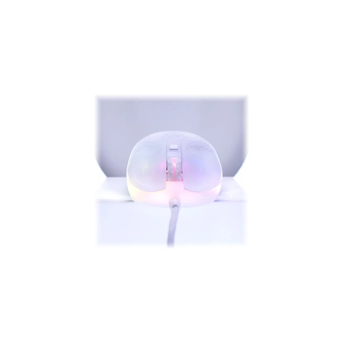 Nahaufnahme einer weißen Gaming-Maus, beleuchtet mit farbigen Lichtern. Das Kabel ist im Vordergrund zu sehen.