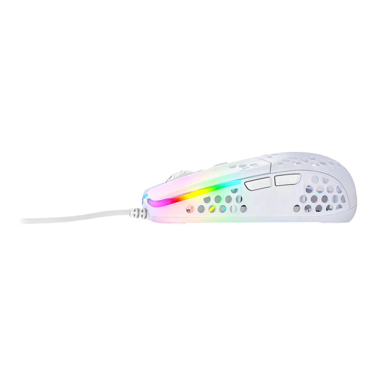 Weiße Gaming-Maus mit RGB-Beleuchtung und Wabendesign, das Licht durchscheinen lässt. An einem Kabel auf weißem Hintergrund.