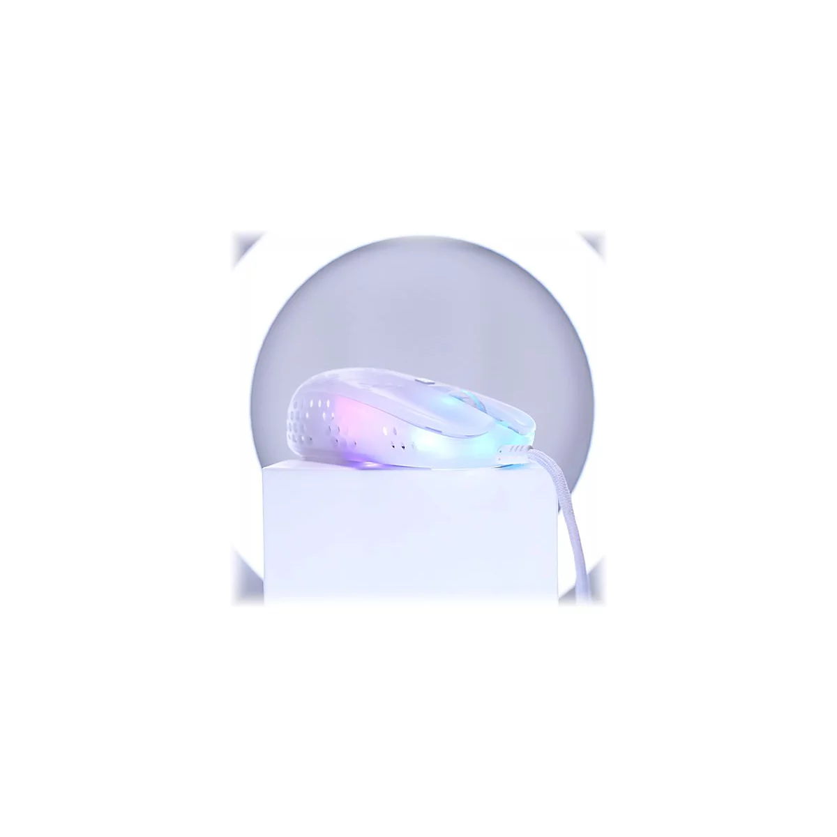 Weiße Gaming-Maus mit RGB-Beleuchtung, auf einem weißen Würfel, vor grauem Hintergrund.