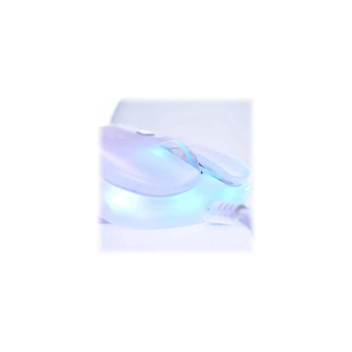 Nahaufnahme einer weißen Gaming-Maus mit LED-Beleuchtung. Das Mausrad und die Unterseite leuchten in Blau.