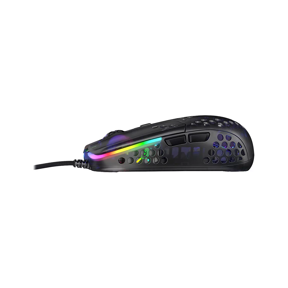 Schwarze Gaming-Maus mit RGB-Beleuchtung und Wabenmuster. Die Maus ist mit einem Kabel verbunden, das nach links verläuft.