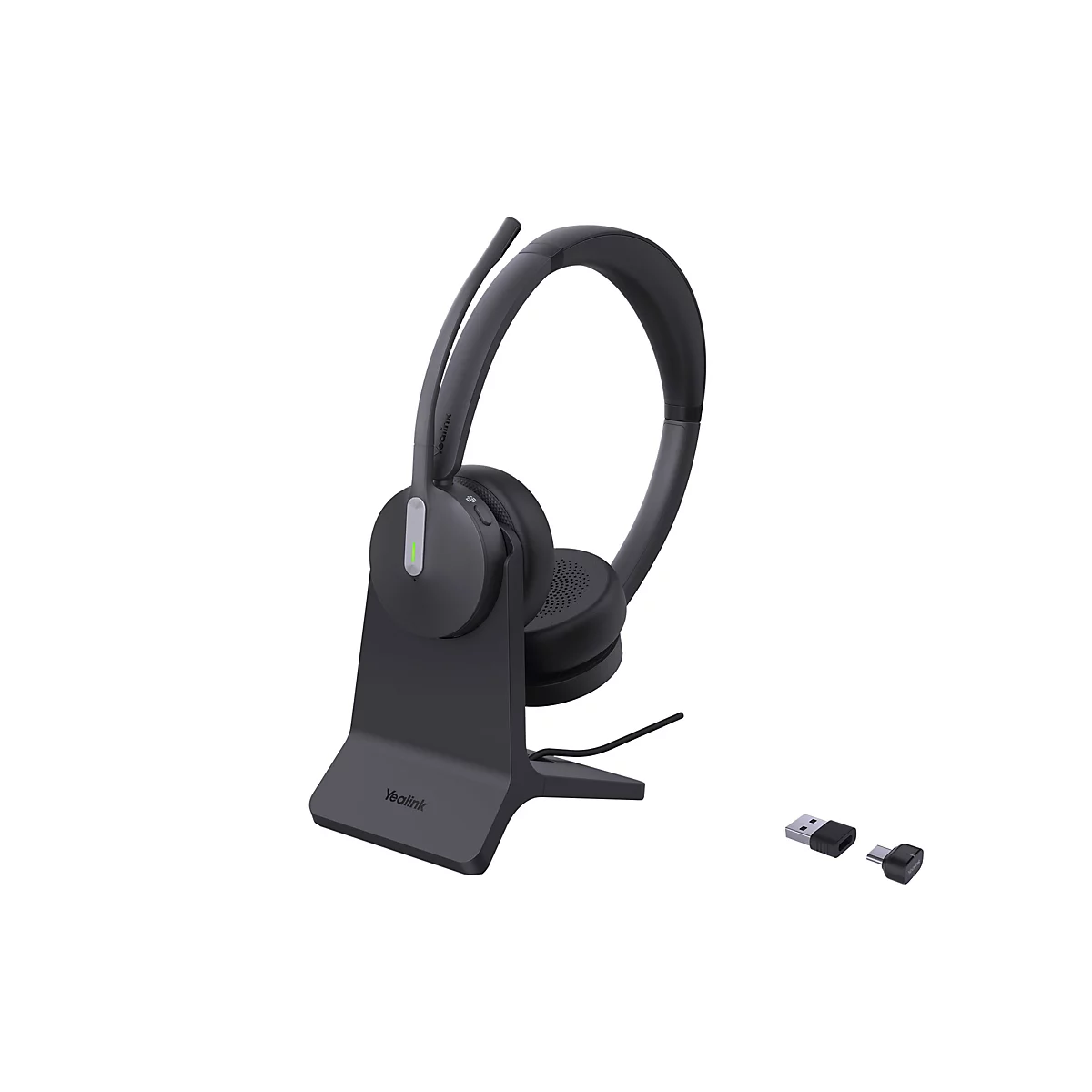 Schwarzes Headset mit Ladestation und USB-Adaptern. Headset mit Mikrofon und Yealink-Logo. Auf weißem Hintergrund.