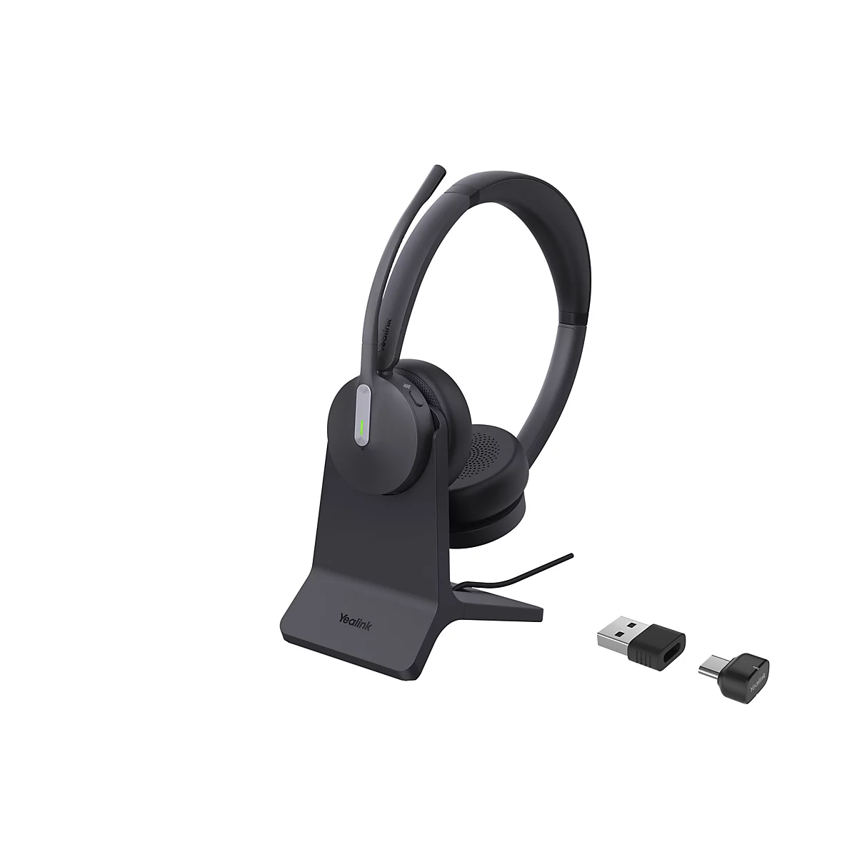 Schwarzes Yealink-Headset auf Ladestation mit USB-A- und USB-C-Dongle vor weißem Hintergrund.