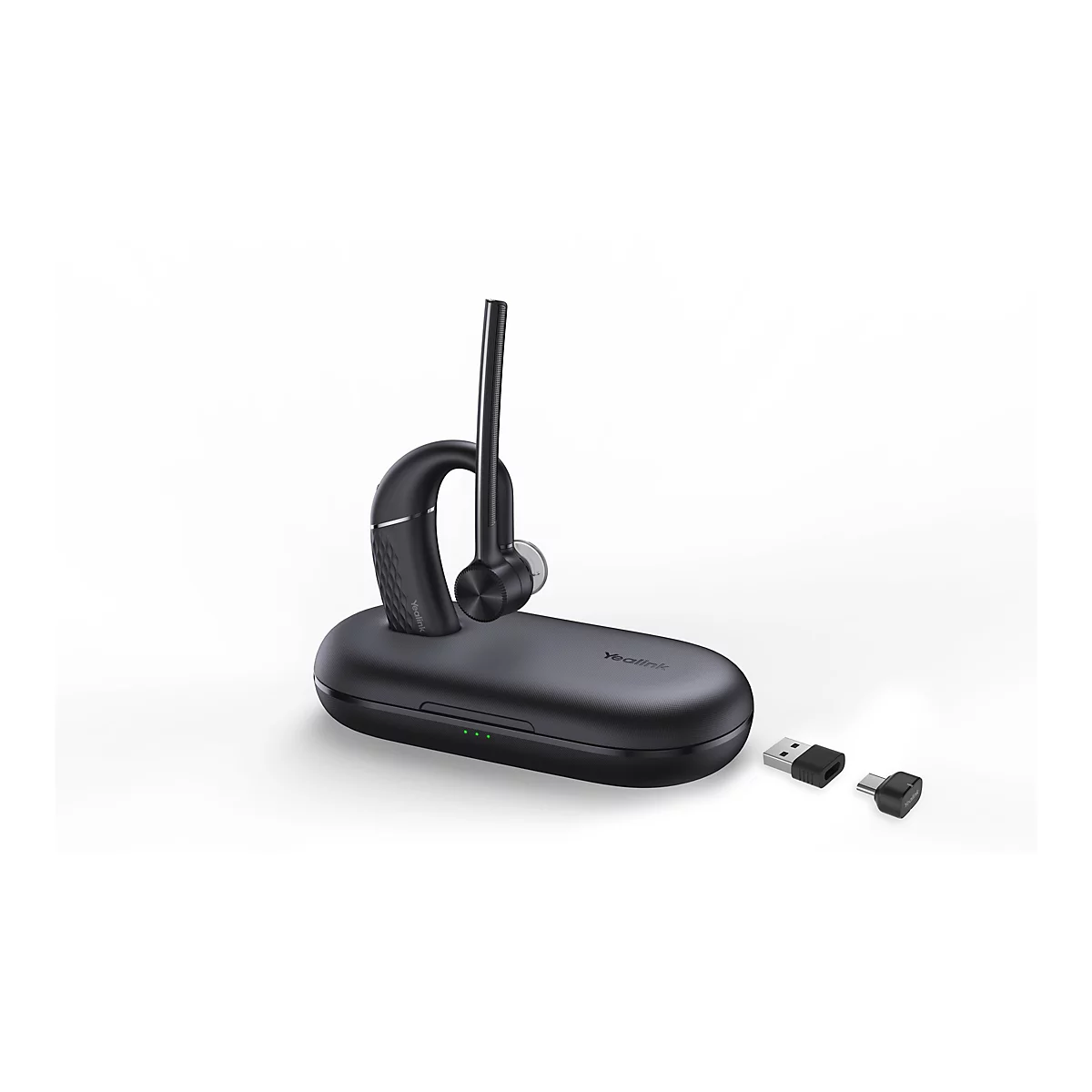 Schwarzes Bluetooth-Headset mit Ladeschale und zwei Adaptern vor weiÃŸem Hintergrund.