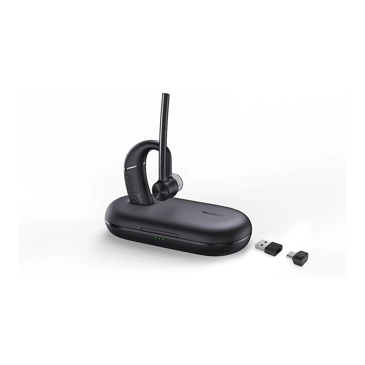 Schwarzes Yealink Headset mit Mikrofonarm steht in einer ovalen Ladestation, daneben zwei USB-Adapter auf weißem Grund.