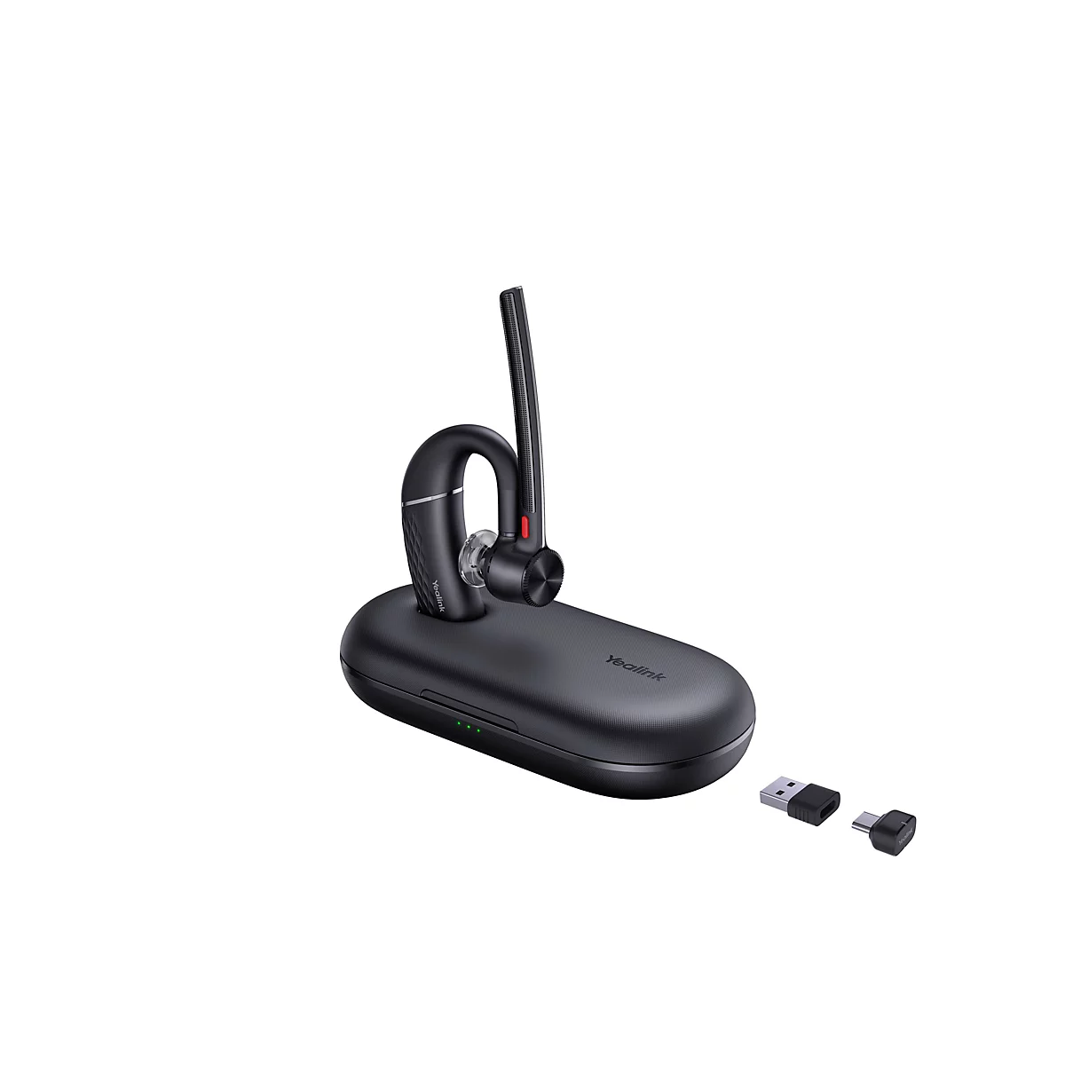 Schwarzes Yealink Headset in Ladebox mit zwei kleinen USB-Adaptern vor weißem Hintergrund.