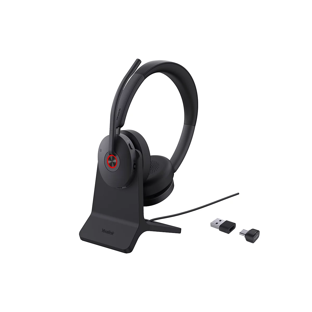 Schwarzes Yealink Headset auf Ladestation mit USB-Dongles vor weißem Hintergrund.