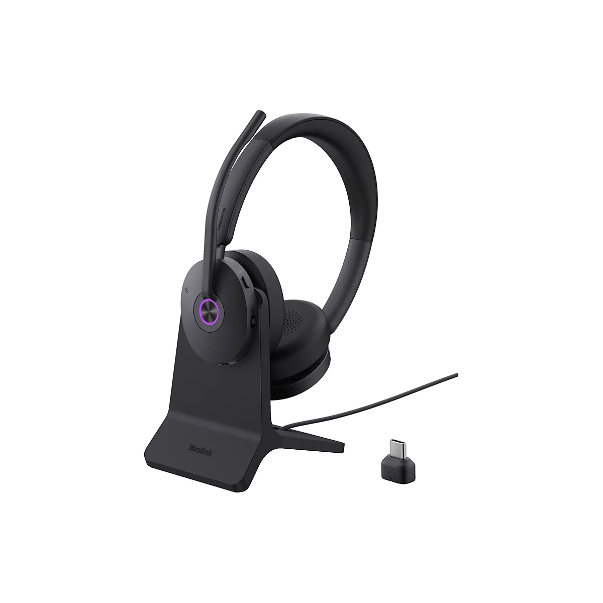 Schwarzes Yealink Headset auf einer Ladestation mit separatem USB-Empfänger auf weißem Hintergrund.