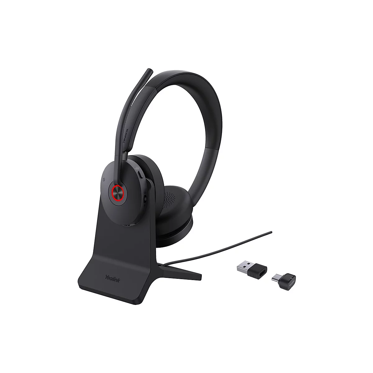 Schwarzes Headset mit Ladestation und Adaptern. Das Headset hat einen roten Knopf und den Schriftzug "Yealink".
