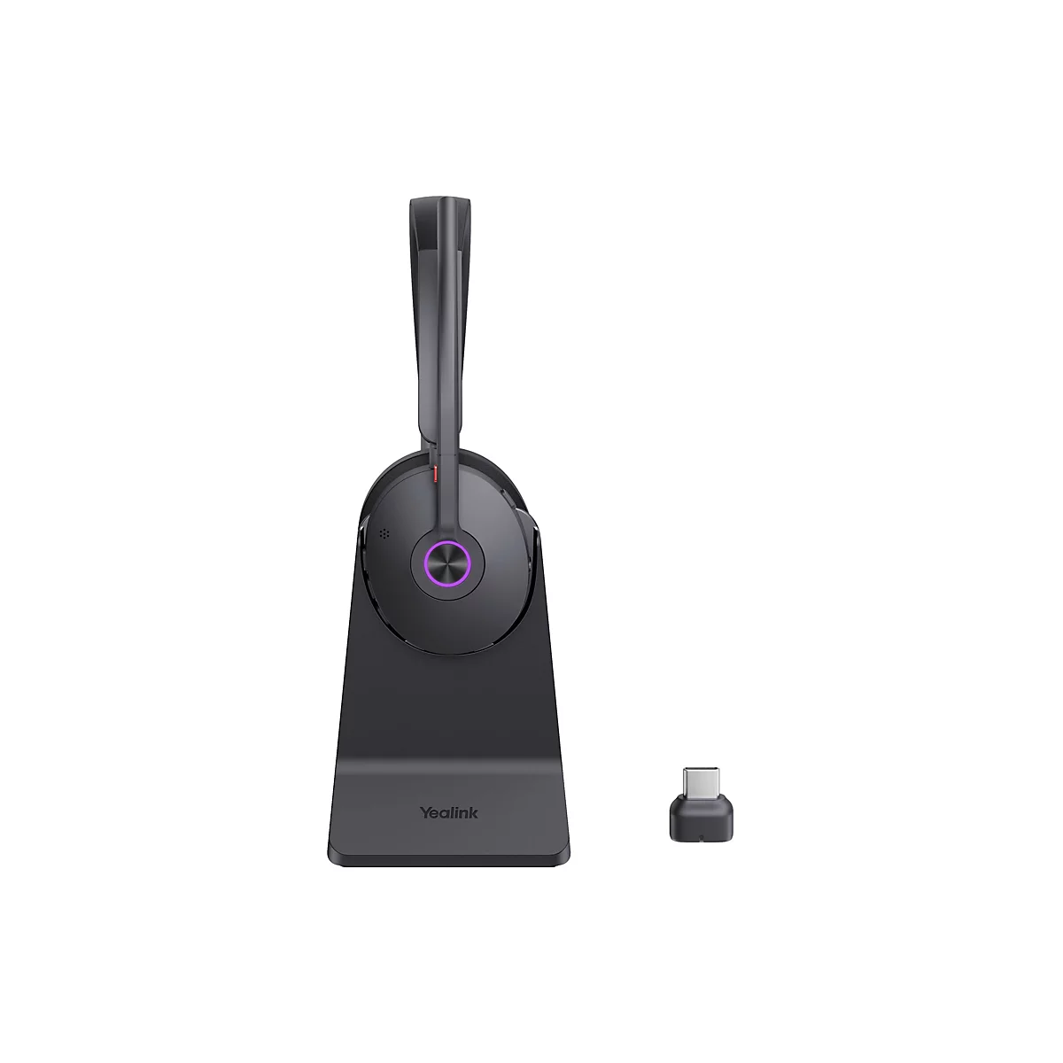 Schwarzes Headset mit Ladestation und USB-C-Adapter. Das Headset steht auf der Ladestation, die ein lila leuchtendes Zentrum hat. Der Schriftzug „Yealink“ ist sichtbar.