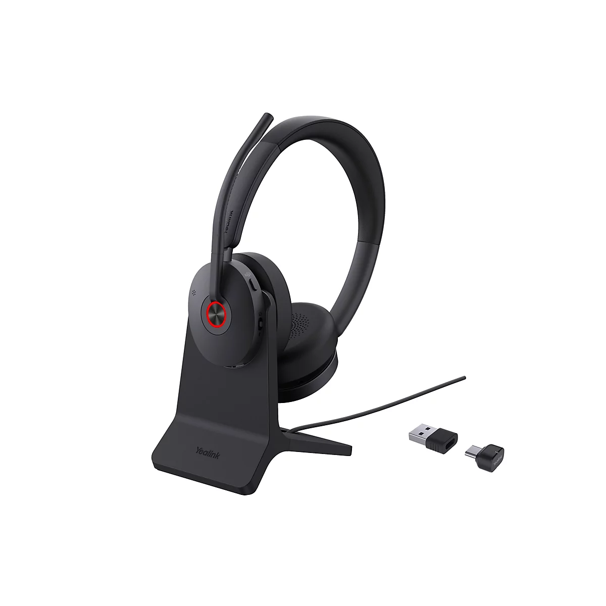Schwarzes Headset mit Ladestation und USB-Adaptern. Das Headset hat ein rotes Detail.