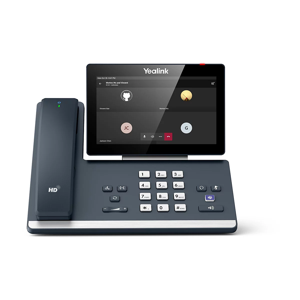 Ein dunkelblaues Yealink-Telefon mit Bildschirm zeigt eine Videokonferenz. Das Display zeigt Namen und Initialen der Teilnehmer.