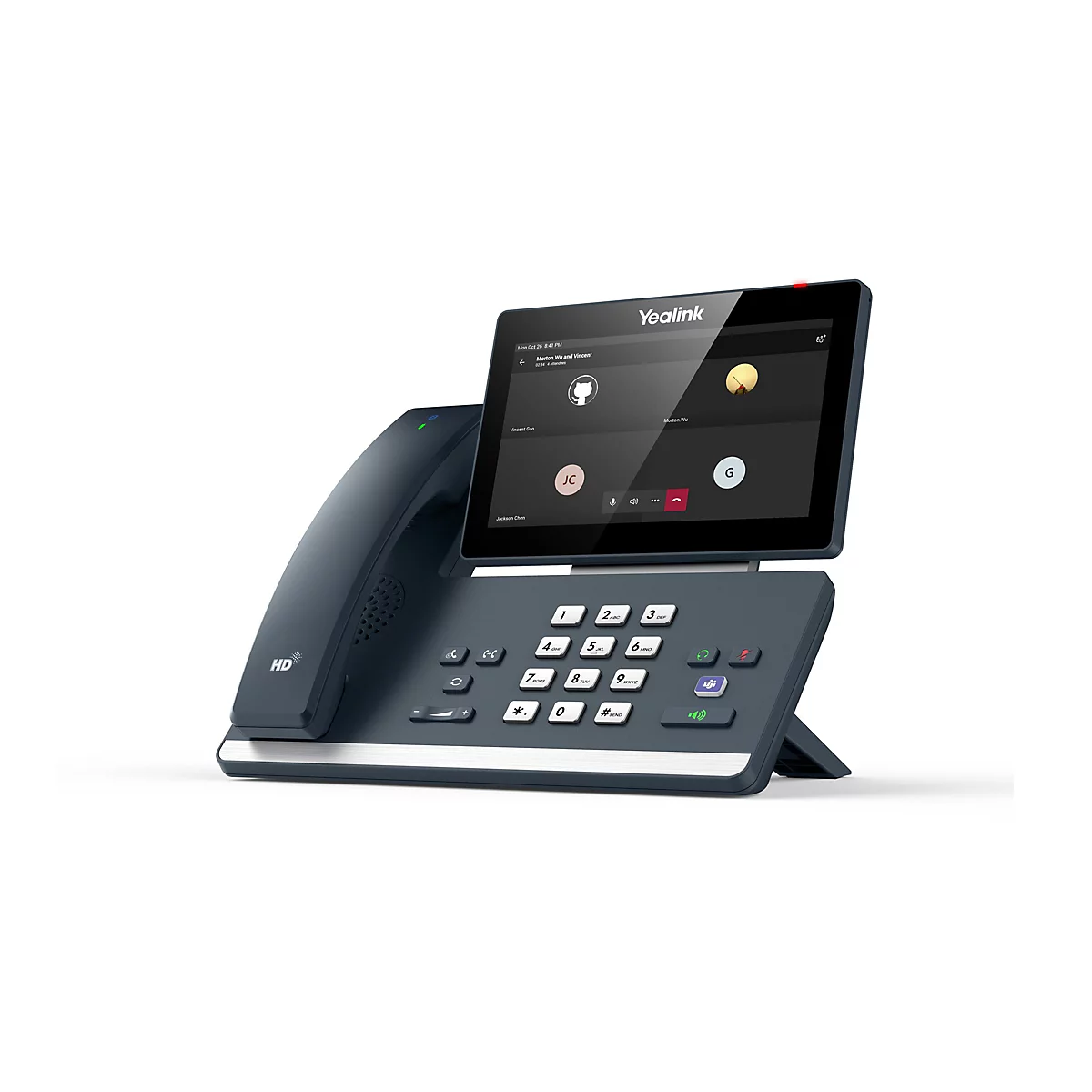Ein dunkelblaues VoIP-Telefon mit großem Touchscreen, auf dem eine Videokonferenz angezeigt wird. Das Telefon steht auf einem weißen Hintergrund.