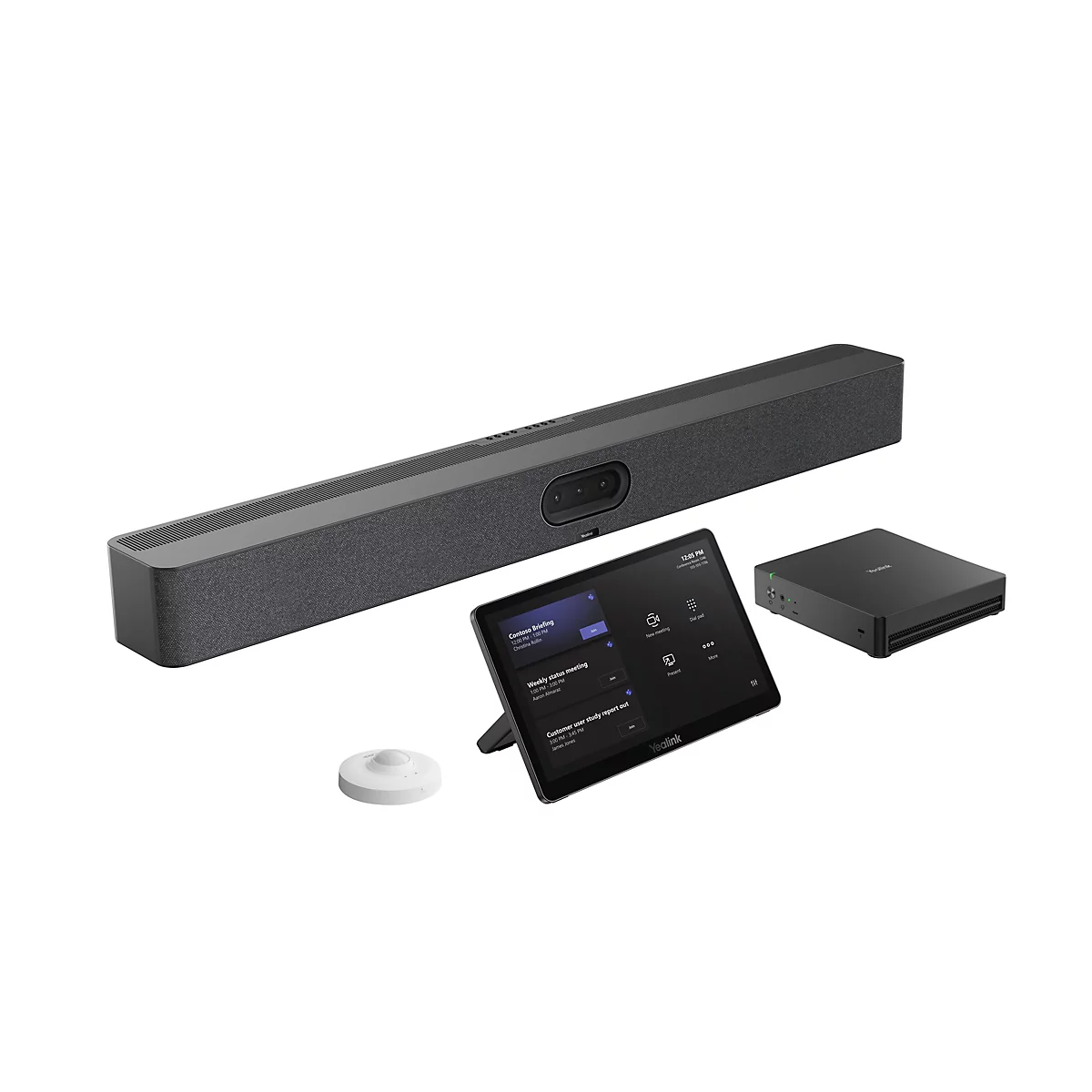 Videokonferenzsystem mit einer schwarzen Soundbar, einem Tablet und einer kleinen Steuerung, sowie einer schwarzen Box. Auf dem Tablet werden Meetings angezeigt.