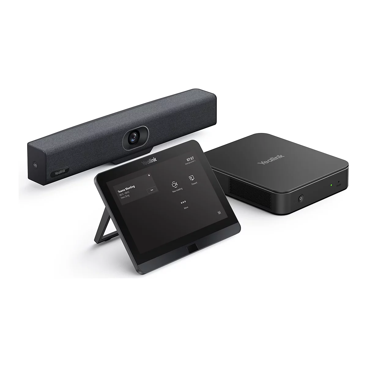Trois appareils de communication noirs : une barre de son, un écran tactile et un boîtier de commande. L'écran tactile affiche une prochaine réunion Teams.