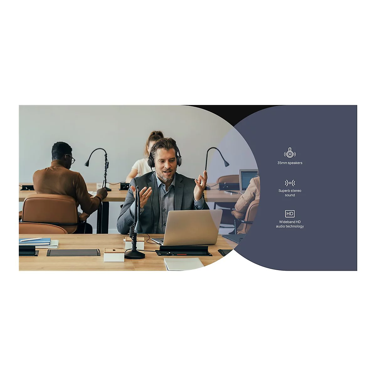 Mitarbeiter mit Headsets arbeiten im BÃ¼ro. Ein Mann spricht mit Laptop und Gesten. Grafiken zeigen Merkmale: Stereo-Sound, HD Audio.