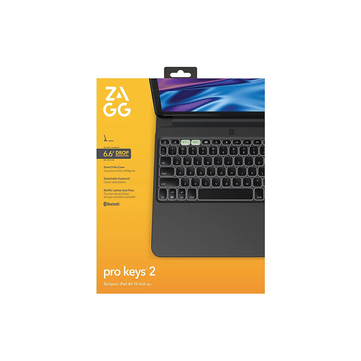 Schwarze Tastatur für ein iPad mit Hintergrundbeleuchtung. Die Tastatur liegt auf einer orangenen Grundfläche. Der Name des Herstellers ist oben links zu sehen. Die Tastatur kann abgenommen werden.