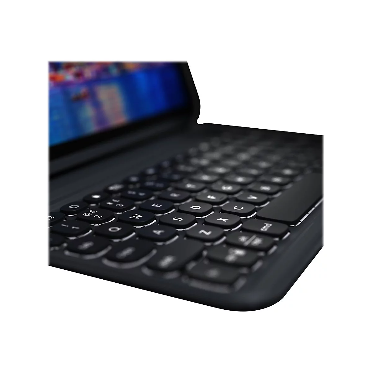 Schwarze Tastatur, Detailaufnahme. Tasten mit Buchstaben, teilweise unscharf.