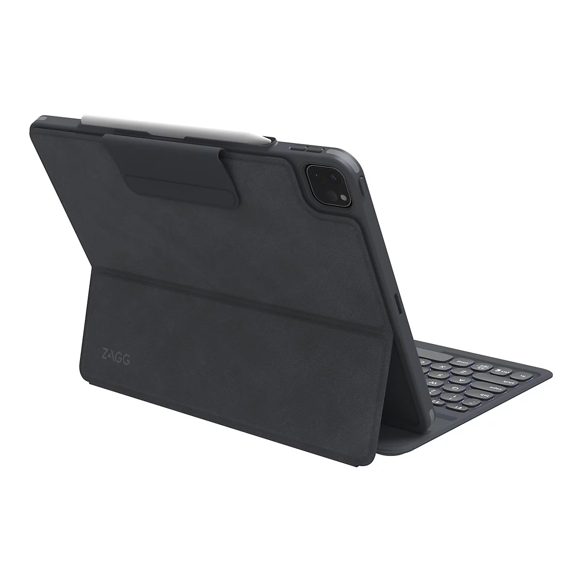 Dunkelgraues iPad mit Tastaturhülle, Stifthalterung. ZAGG-Logo, weißer Stift. Im Winkel auf hellem Hintergrund.