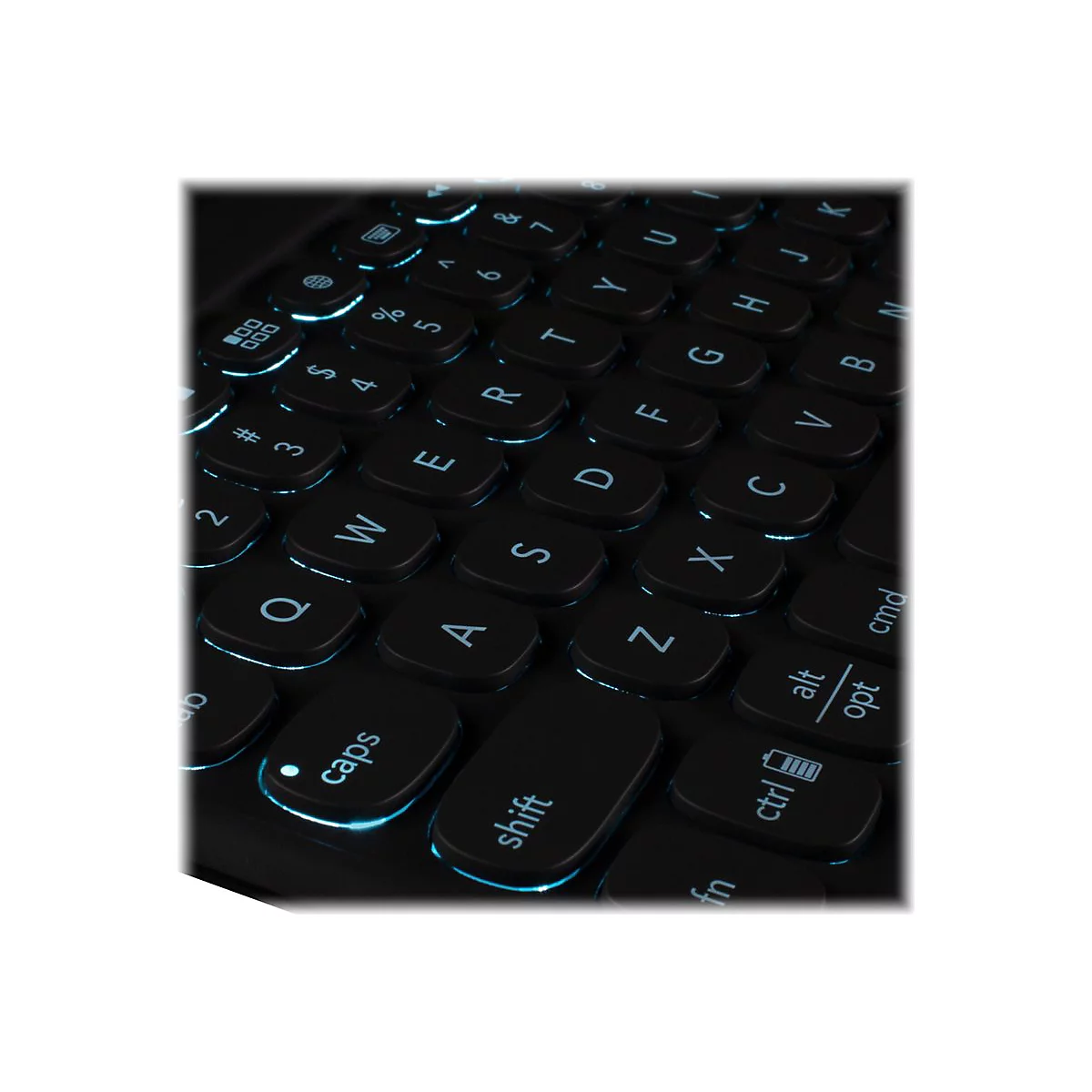 Gros plan sur un clavier noir avec des lettres blanches lumineuses. Accent sur les touches majuscules et Maj.