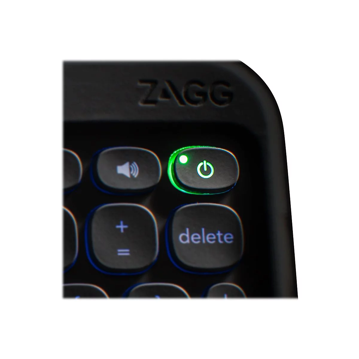Gros plan sur un clavier noir avec une illumination verte autour du bouton d'alimentation. Logo ZAGG en haut.